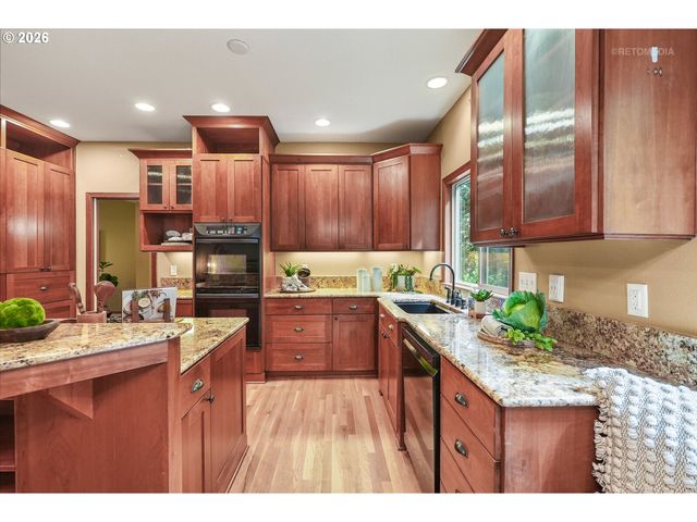 6523 Sw MOONSHADOW Ct, Portland, OR 97223