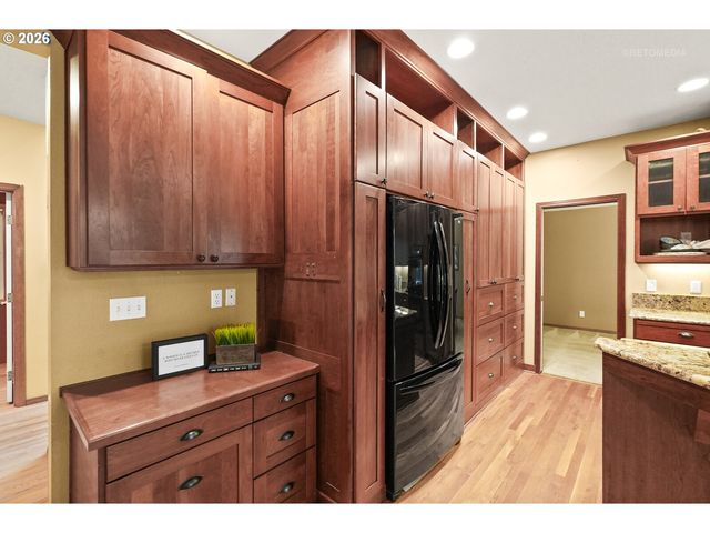 6523 Sw MOONSHADOW Ct, Portland, OR 97223