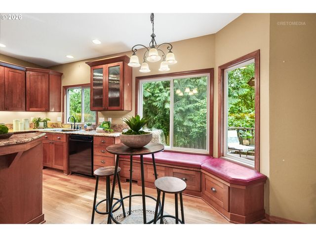6523 Sw MOONSHADOW Ct, Portland, OR 97223