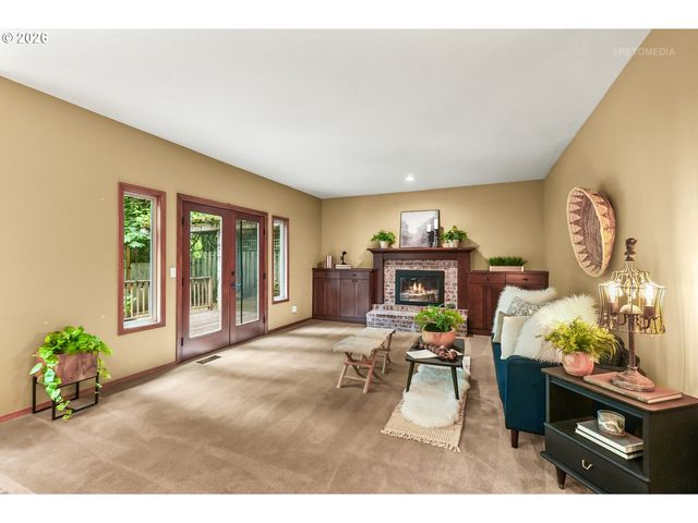 6523 Sw MOONSHADOW Ct, Portland, OR 97223