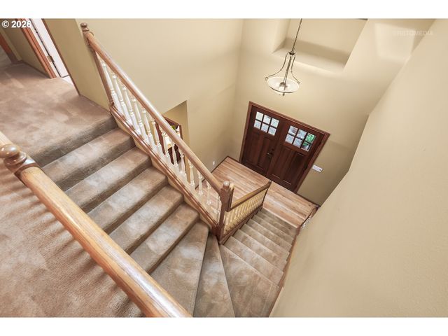 6523 Sw MOONSHADOW Ct, Portland, OR 97223