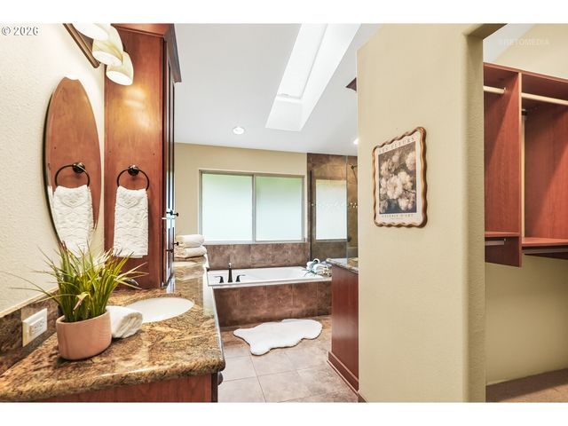 6523 Sw MOONSHADOW Ct, Portland, OR 97223