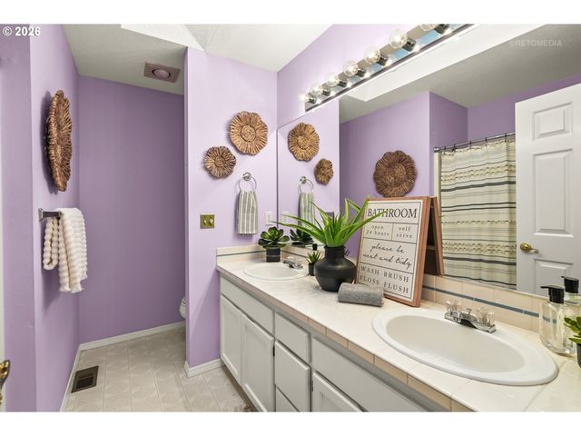6523 Sw MOONSHADOW Ct, Portland, OR 97223