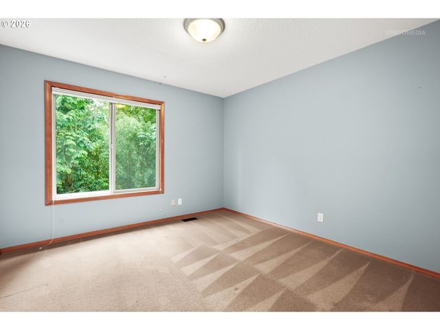 6523 Sw MOONSHADOW Ct, Portland, OR 97223