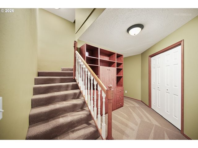 6523 Sw MOONSHADOW Ct, Portland, OR 97223