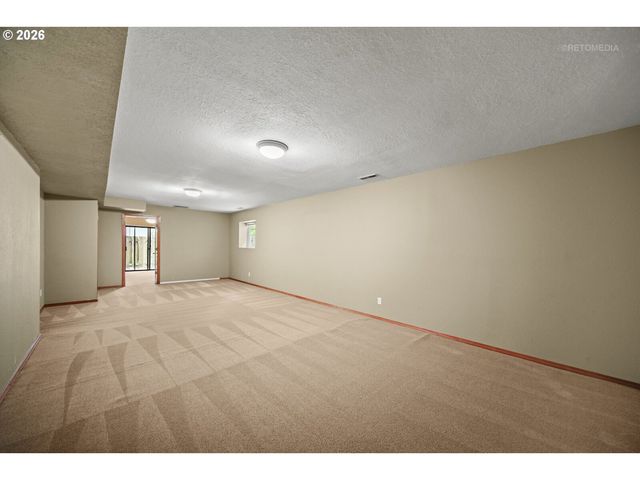 6523 Sw MOONSHADOW Ct, Portland, OR 97223