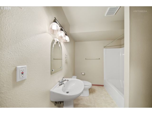 6523 Sw MOONSHADOW Ct, Portland, OR 97223