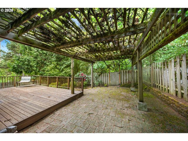 6523 Sw MOONSHADOW Ct, Portland, OR 97223