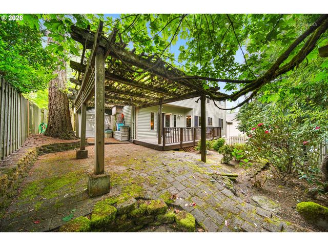 6523 Sw MOONSHADOW Ct, Portland, OR 97223