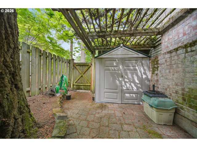 6523 Sw MOONSHADOW Ct, Portland, OR 97223