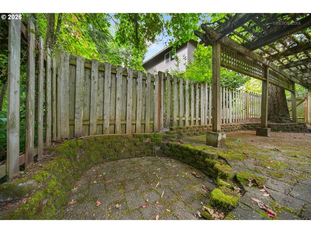 6523 Sw MOONSHADOW Ct, Portland, OR 97223