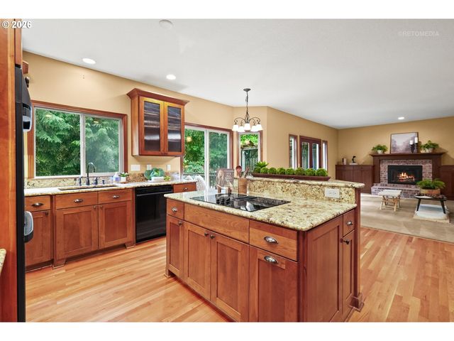 6523 Sw MOONSHADOW Ct, Portland, OR 97223