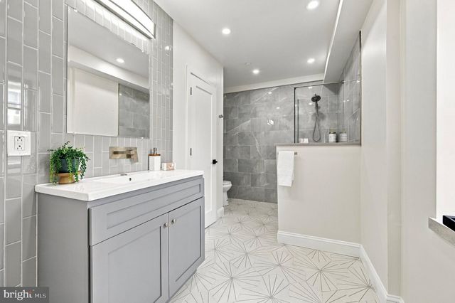 1300 S 6TH ST, Philadelphia, PA 19147