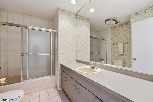 137 Castle Ridge Dr, East Hanover Twp., NJ 07936