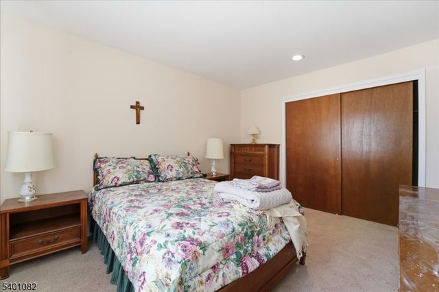 137 Castle Ridge Dr, East Hanover Twp., NJ 07936