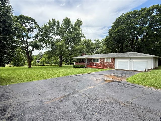 17351 Arkansas 37, Garfield, AR 72732