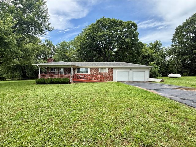 17351 Arkansas 37, Garfield, AR 72732