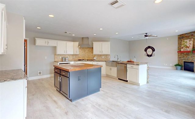 308 Oak Creek Court, League City, TX 77573