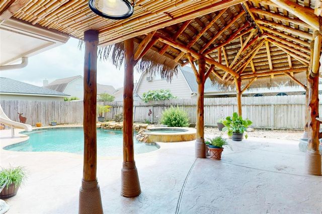 308 Oak Creek Court, League City, TX 77573
