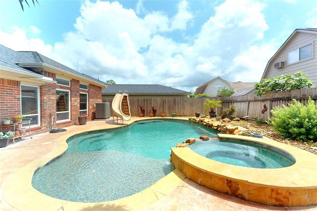 308 Oak Creek Court, League City, TX 77573
