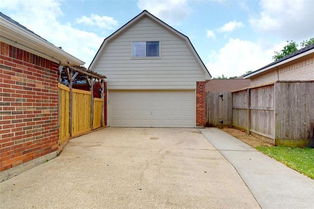 308 Oak Creek Court, League City, TX 77573