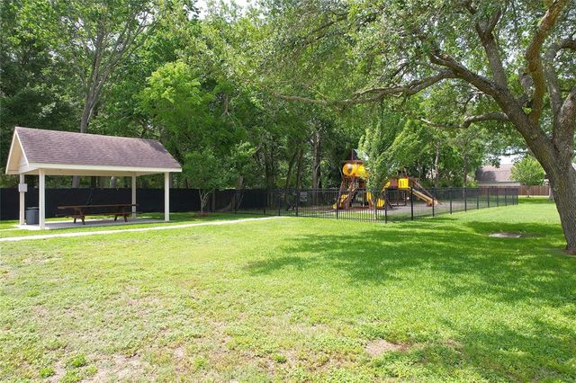 308 Oak Creek Court, League City, TX 77573