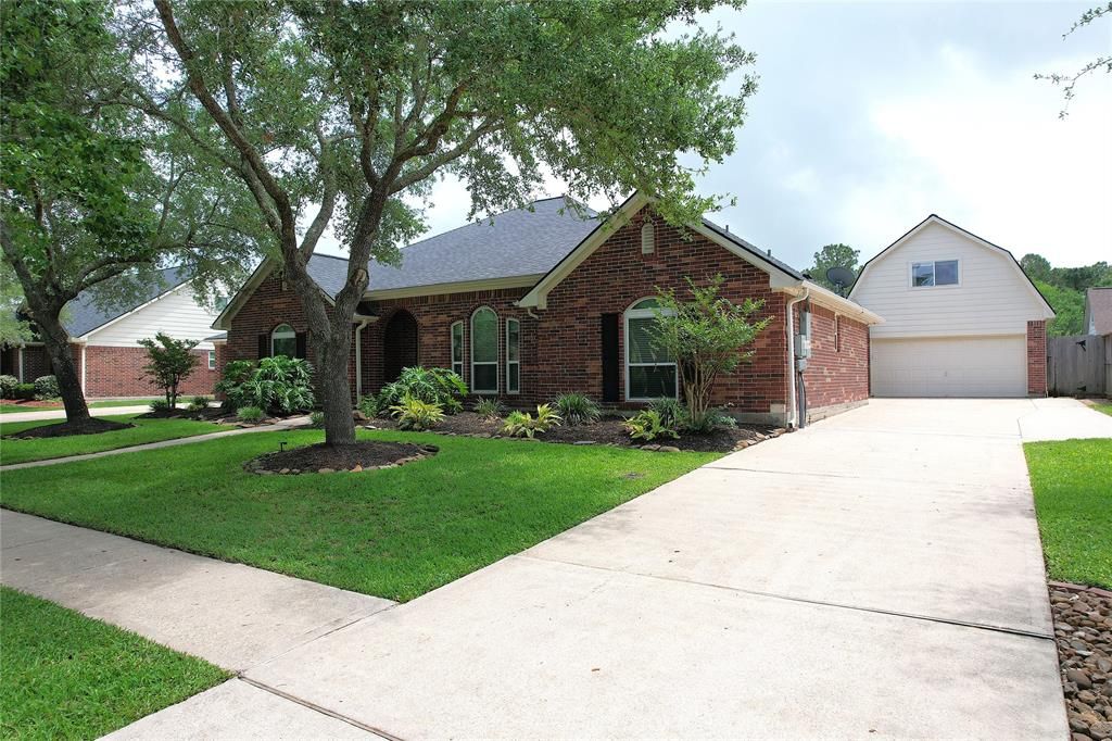 308 Oak Creek Court, League City, TX 77573