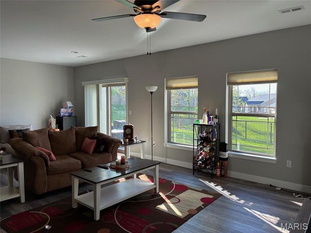 8085 Villa Valley Lane, Caseyville, IL 62232