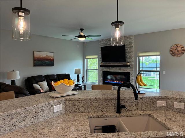 8085 Villa Valley Lane, Caseyville, IL 62232