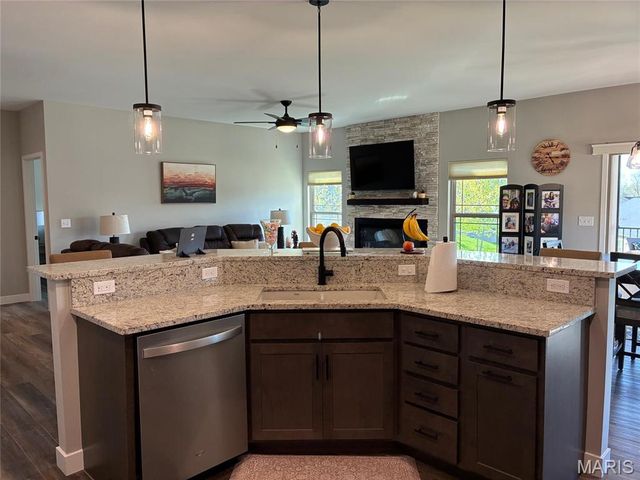 8085 Villa Valley Lane, Caseyville, IL 62232