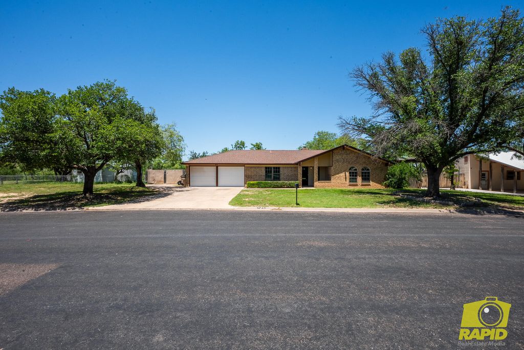 Image 3 of property listing at 1726 Catalina Drive, San Angelo, TX 76901
