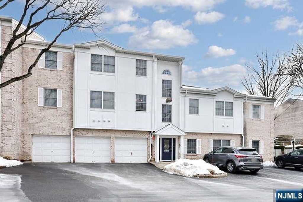 17 Colonial Village Drive, Hillsdale, NJ 07642