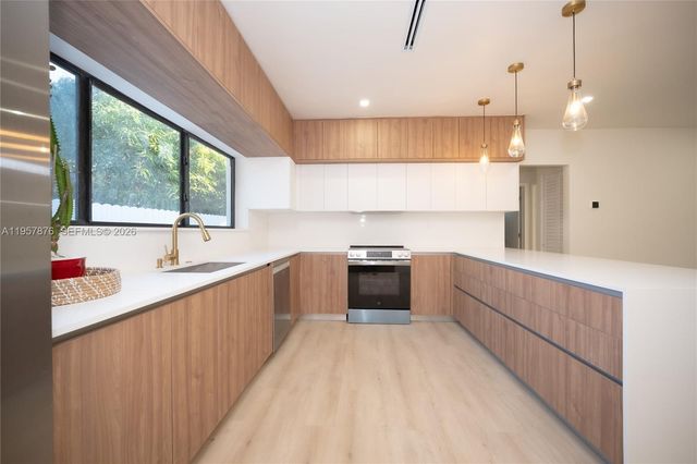 15411 NE 10th Ave, North Miami Beach, FL 33162