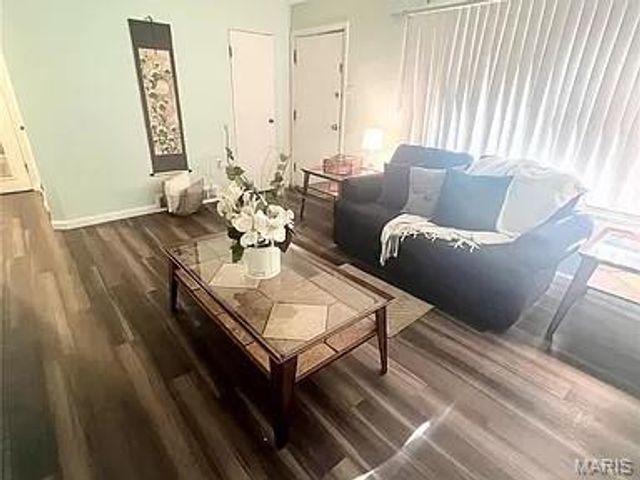 9776 Dennis Drive, St Louis, MO 63136