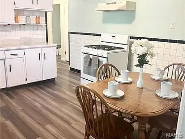 9776 Dennis Drive, St Louis, MO 63136