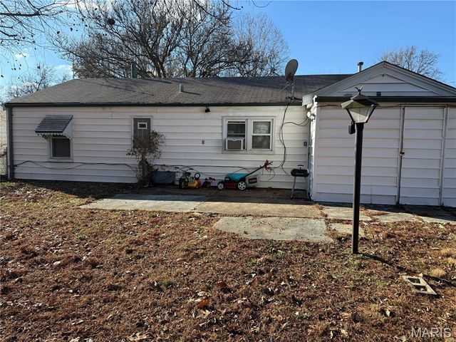 9776 Dennis Drive, St Louis, MO 63136