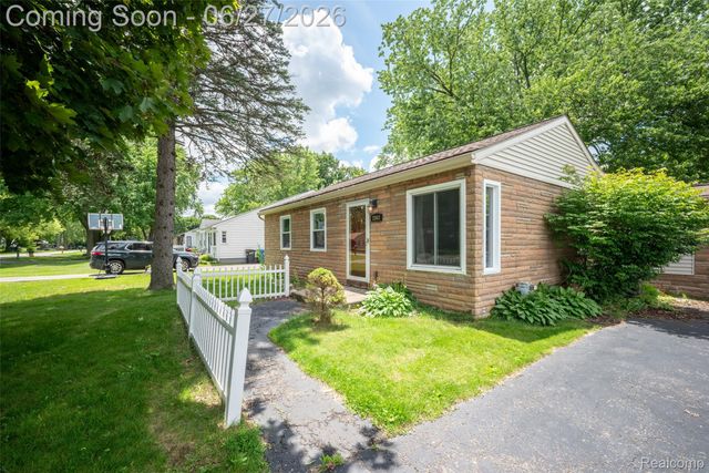 2347 Pauline Drive, Waterford Charter Township, MI 48329