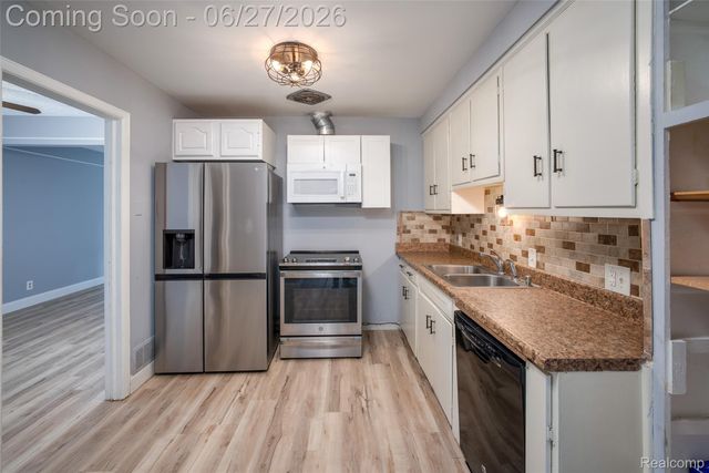 2347 Pauline Drive, Waterford Charter Township, MI 48329
