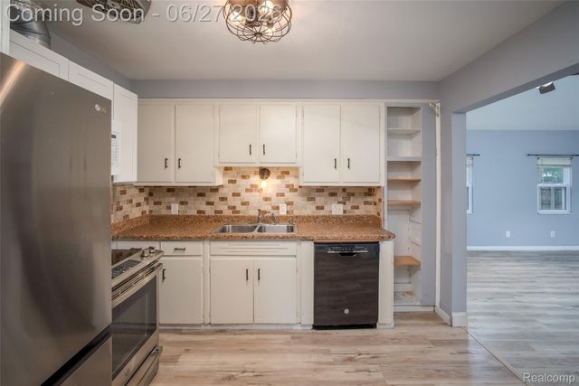 2347 Pauline Drive, Waterford Charter Township, MI 48329