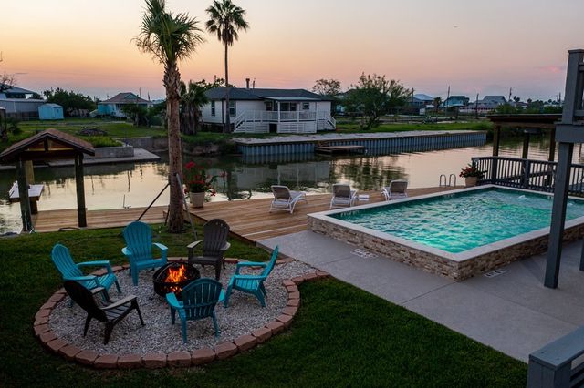 102 Ball St, Rockport, TX 78382