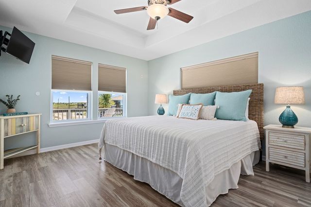 102 Ball St, Rockport, TX 78382