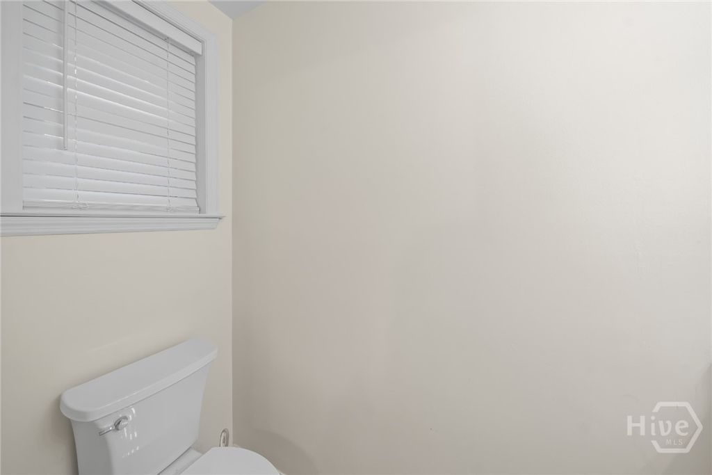 Image 18 of property listing at 527 Red Oak Drive, Savannah, GA 31419