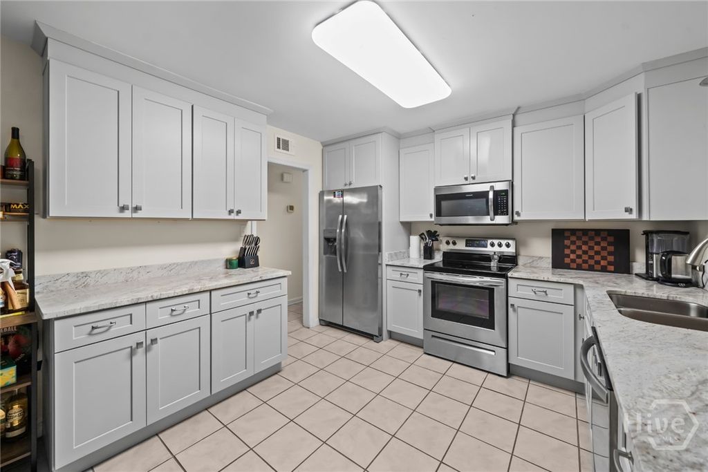 Image 27 of property listing at 527 Red Oak Drive, Savannah, GA 31419