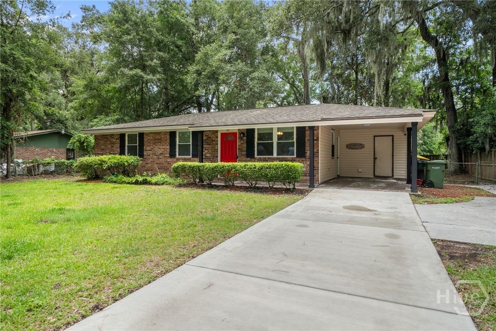 Image 3 of property listing at 527 Red Oak Drive, Savannah, GA 31419