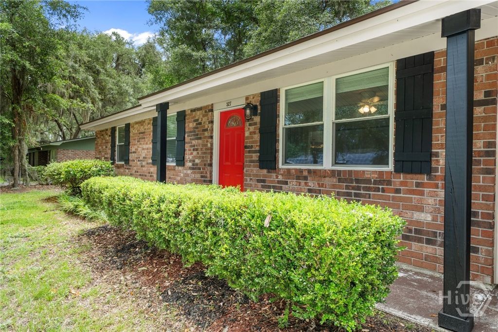 Image 5 of property listing at 527 Red Oak Drive, Savannah, GA 31419
