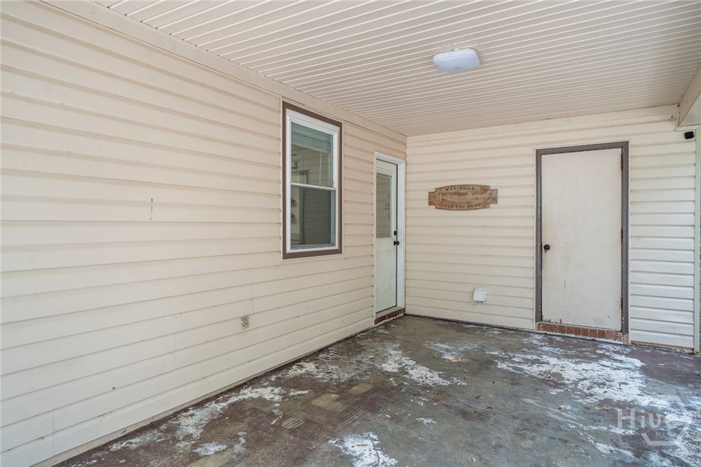 Image 6 of property listing at 527 Red Oak Drive, Savannah, GA 31419