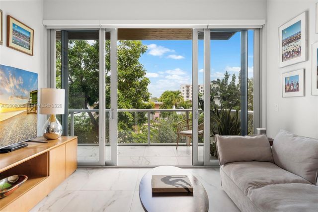 545 SW 11th St 208, Miami, FL 33129