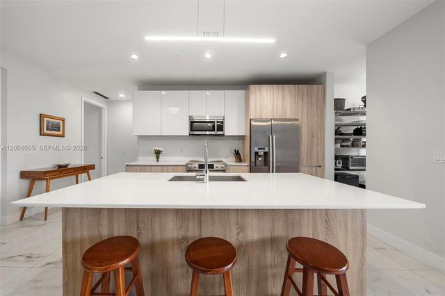 545 SW 11th St 208, Miami, FL 33129