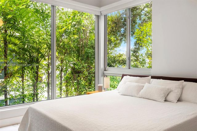 545 SW 11th St 208, Miami, FL 33129