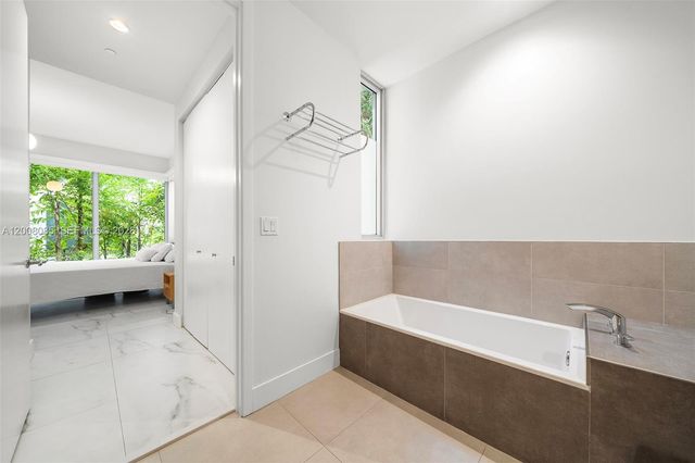 545 SW 11th St 208, Miami, FL 33129